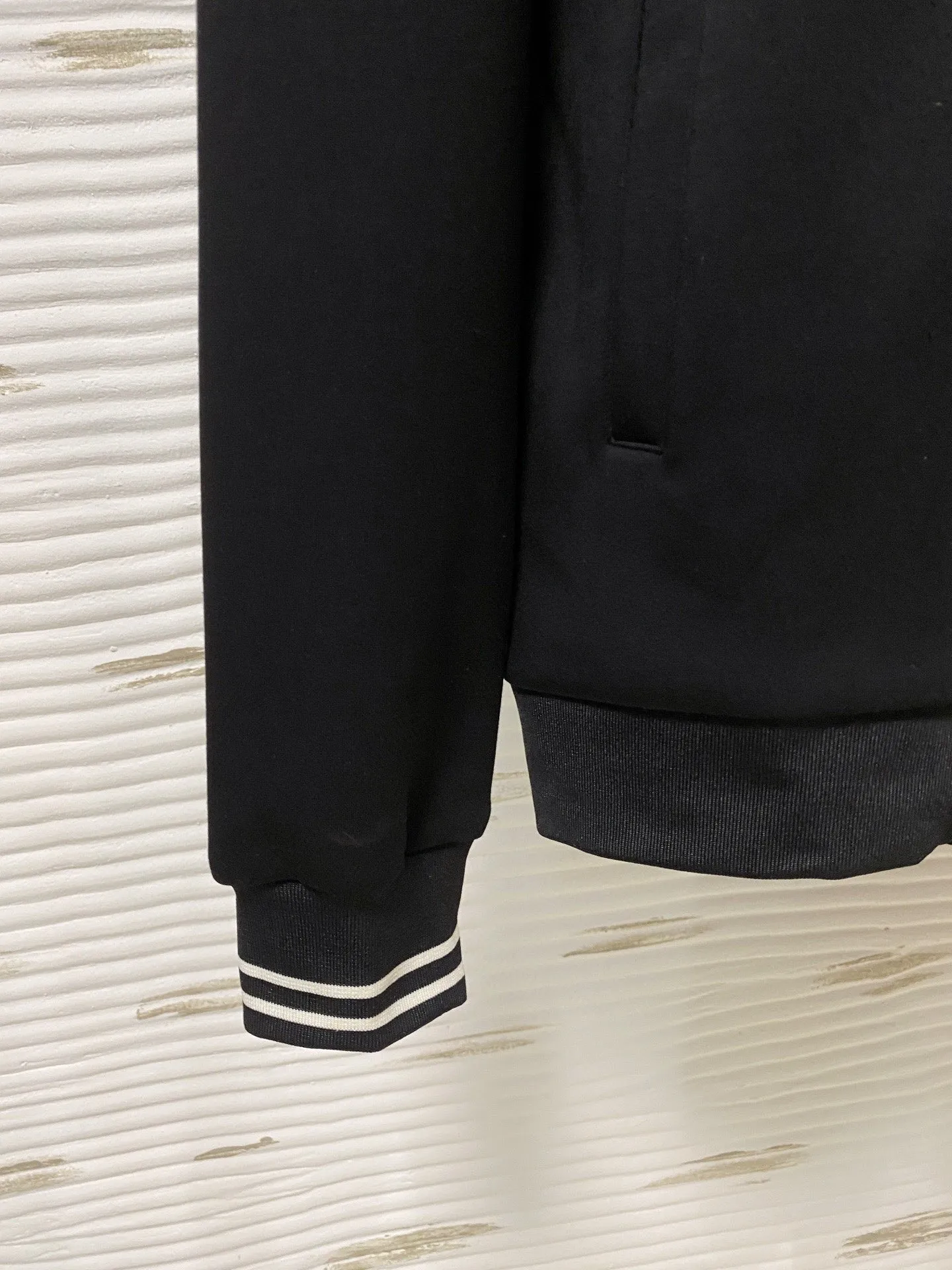 🅿️720 [LV Louis Vuitton] hot-selling suit is coming. Focus on the original version of the official website. 2025 new hot-selling cardigan and sweatshirt suit. The original order is the best. 🇭🇰The meticulous work of top designers. It has a fitting and perfect upper body effect. All-natural high-quality Tencel Roman cotton 100%, close-fitting comfort, noble and elegant! Original hardware embodies elegance and nobility! Counter size: M-3XL (maximum wear up to 190 pounds)